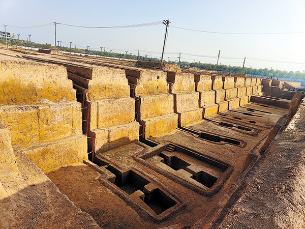 Những ngôi mộ có niên đại từ thời Thập lục quốc trong nghĩa trang. Ảnh: China Daily