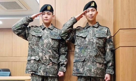 V và RM nhóm BTS đã hoàn thành xuất sắc khoá huấn luyện quân sự cơ bản. Ảnh: Instagram