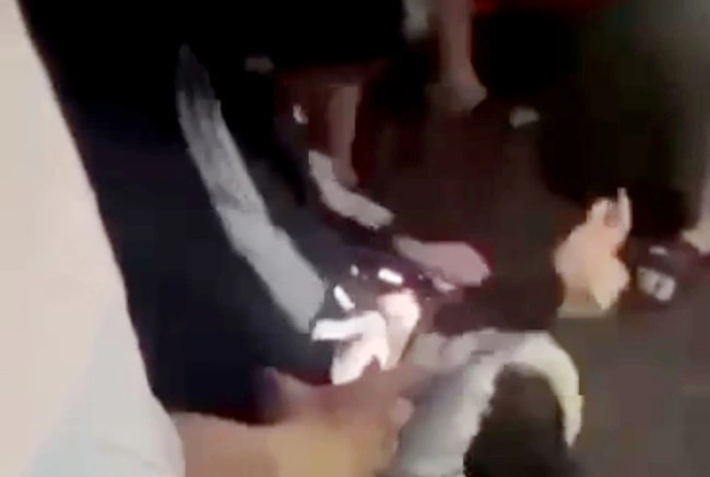 Hai học sinh lớp 8 tại tỉnh Cà Mau đánh nhau, một em nhập viện. Ảnh: cắt từ clip