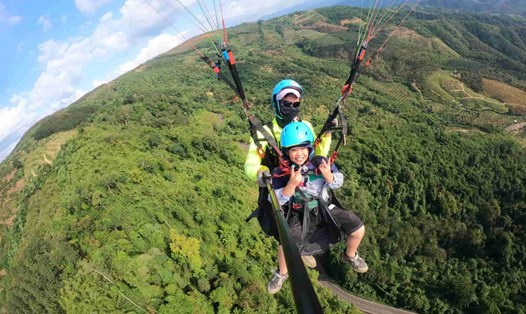Bay dù lượn tại đỉnh Con Ó, Lâm Đồng. Ảnh: Hồng Thắm