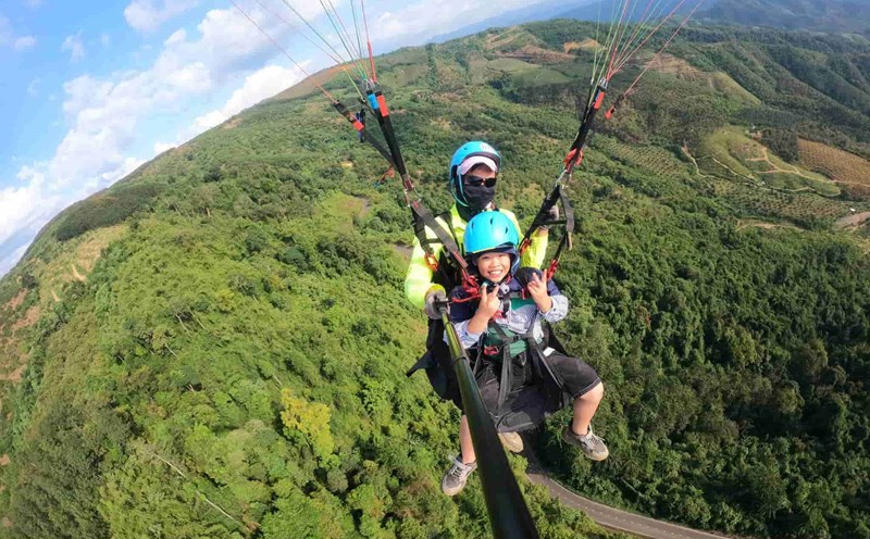 Bay dù lượn tại đỉnh Con Ó, Lâm Đồng. Ảnh: Hồng Thắm