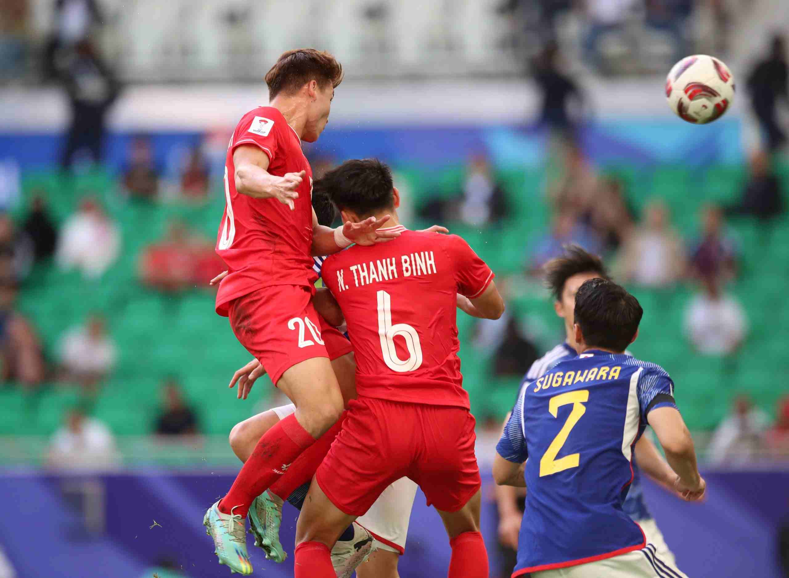 Tình huống không chiến của Việt Anh để tạo cơ hội cho Tuấn Hải ghi bàn nâng tỉ số lên 2-1 cũng xuất phát từ một pha bóng cố định. Ảnh: Quỳnh Anh
