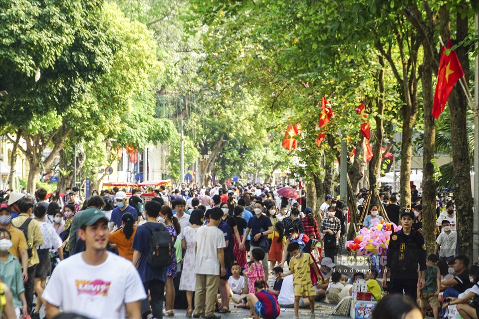 Người dân và du khách dạo chơi trên phố đi bộ hồ Gươm dịp 30.4.2022. Ảnh: Tùng Giang