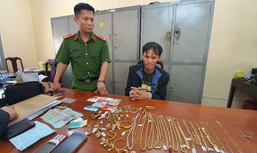 Nguyễn Ngọc Điềm bên cạnh số vàng, bạc trộm cắp được tại trụ sở cơ quan Công an. Ảnh: Sỹ Đức