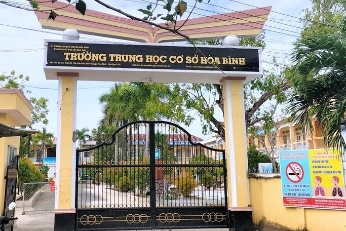 Trường THSC Hòa Bình, huyện Hòa Bình, tỉnh Bạc Liêu nơi các phụ huynh cho rằng con em mình đi học bị thầy H đánh. Ảnh: Nhật Hồ