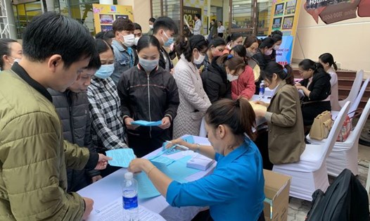 Công đoàn Khu CNC&CKCN Đà Nẵng tặng phiếu mua hàng cho người lao động khó khăn trong dịp Tết Nguyên đán 2024. Ảnh: Tường Minh