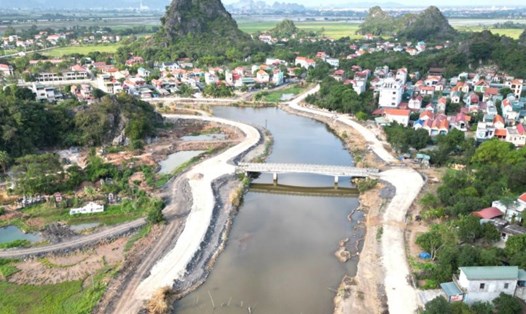 Dự án nạo vét, xây kè và bảo tồn cảnh quan sông Sào Khê (Ninh Bình) kéo dài 24 năm vẫn chưa thể hoàn thành. 
Ảnh: Nguyễn Trường