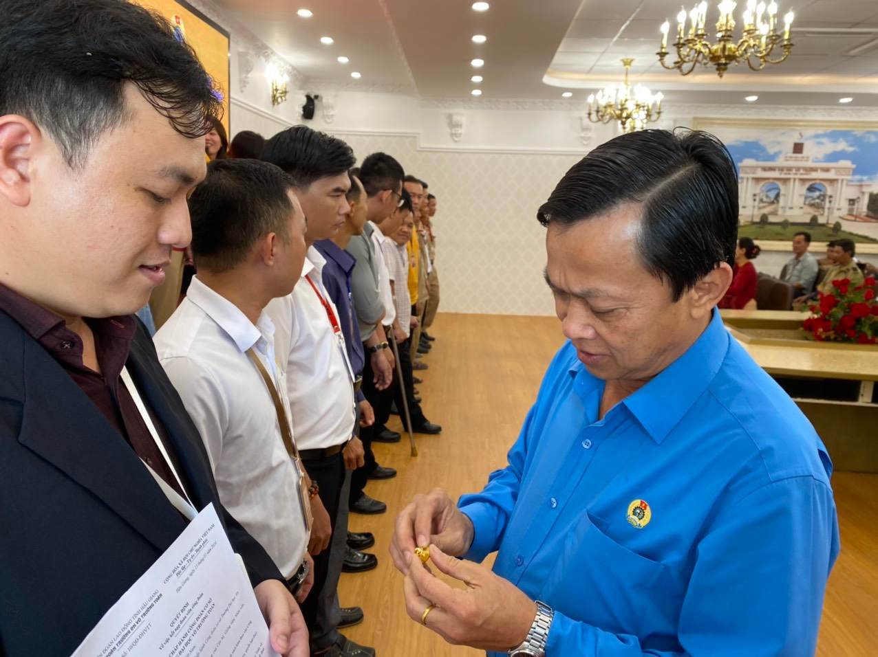 Chủ tịch LĐLĐ tỉnh Hậu Giang Lê Công Khanh trao Quyết định và gắn huy hiệu công đoàn cho đoàn viên mới kết nạp. Ảnh: LĐLĐ tỉnh Hậu Giang