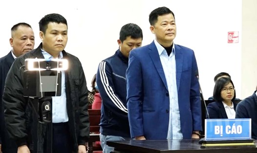 Bị cáo Phan Mạnh Cường (áo xanh) hầu toà trong phiên xét xử sơ thẩm. Ảnh: Việt Bắc.