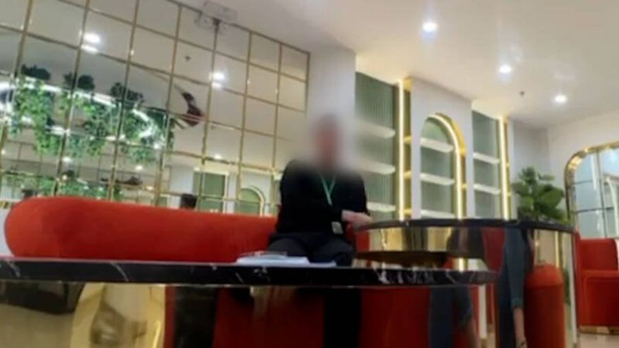 Ông chủ gia công mỹ phẩm nhiệt tình chỉ cách qua mắt khách hàng. Ảnh: Nhóm PV