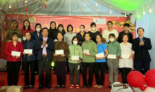 Đại diện lãnh đạo LĐLĐ tỉnh Ninh Bình trao quà cho đoàn viên, người lao động có hoàn cảnh khó khăn. Ảnh: Nguyễn Trường