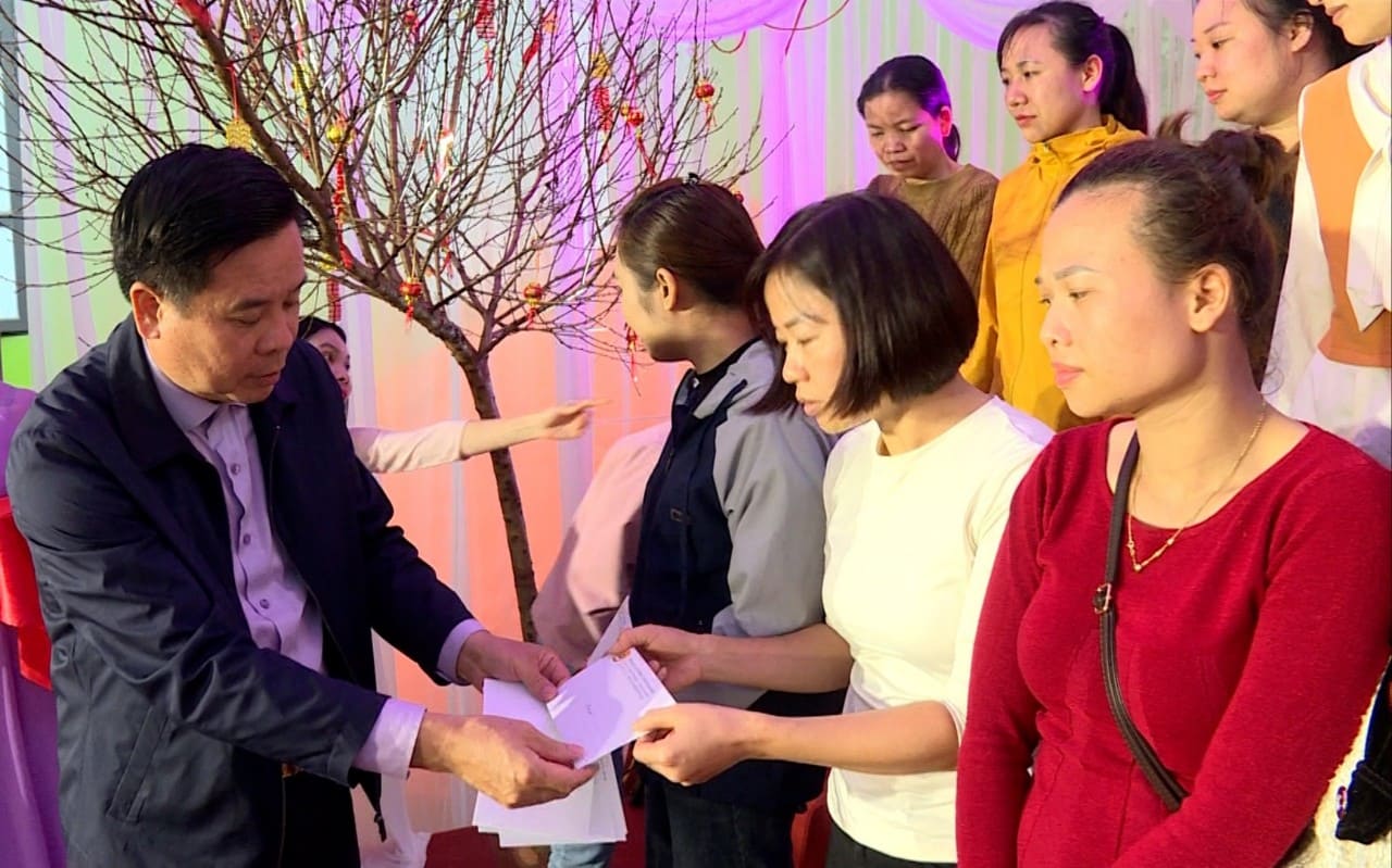 Ông Dương Đức Khanh - Chủ tịch LĐLĐ tỉnh Ninh Bình trao quà cho đoàn viên, người lao động. Ảnh: Nguyễn Trường
