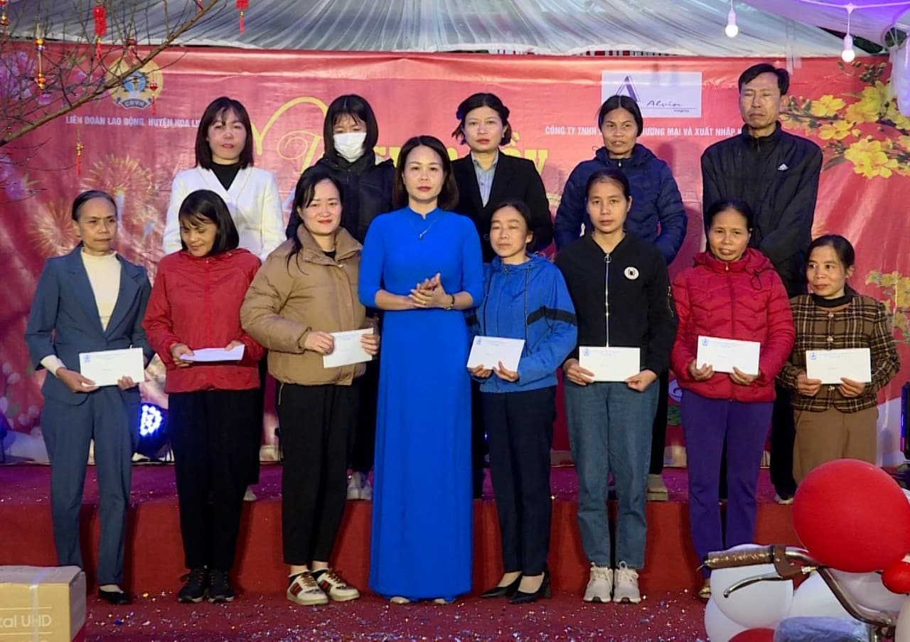 Bà Đinh Thị Đào - Chủ tịch LĐLĐ huyện Hoa Lư trao quà cho đoàn viên, người lao động. Ảnh: Nguyễn Trường
