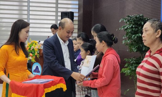 UBND TP Đà Nẵng trao quyết định cho 44 hộ nghèo, có hoàn cảnh đặc biệt khó khăn thuê chung cư NƠXH. 
Ảnh: Thùy Trang