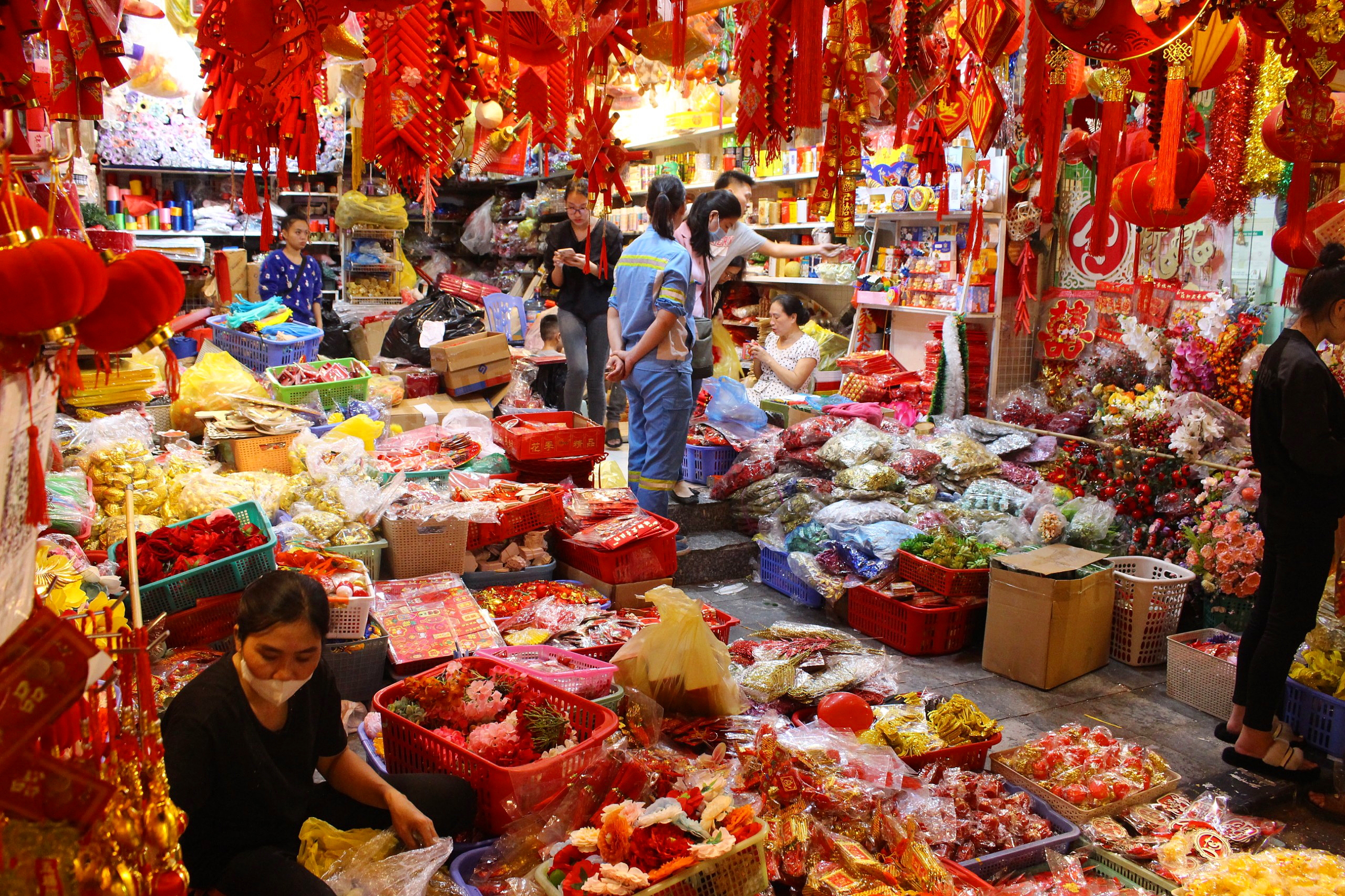 Các mặt hàng trang trí Tết tại phố Hàng Mã luôn được cập nhật đầy đủ, đa dạng, mới lạ, đáp ứng được nhu cầu của người mua hàng với nhiều mức giá. Bà Hương, chủ một cửa hàng trên phố Hàng Mã cho biết: “Chúng tôi luôn nhập đồ Tết về bán tầm trước khoảng một tháng để phục vụ nhu cầu mua sắm sớm cũng như để khách hàng có thời gian thoải mái chọn đồ. Một số mặt hàng luôn có tại cửa hàng như câu đối, đèn lồng, lì xì,... Ngoài ra tôi còn nhập thêm những mẫu trang trí mới, được yêu thích của năm nay”.