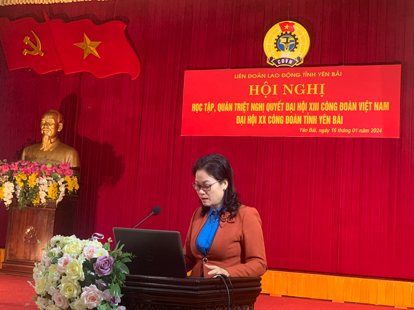 Bà Ngô Hồng Hạnh, phó chủ tịch LĐLĐ tỉnh Yên Bái phát biểu tại Hội nghị. Ảnh: Phan Kiên