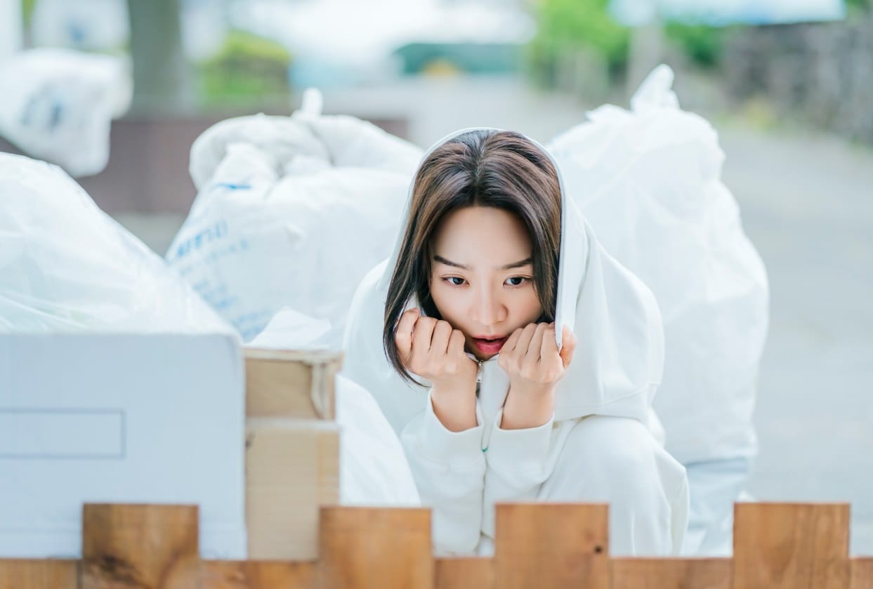 Bạn gái màn ảnh của Ji Chang Wook - Shin Hye Sun đang thảo luận đóng phim mới. Ảnh: Nhà sản xuất