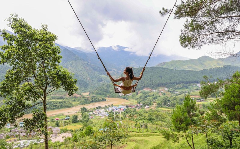 Khách quốc tế trải nghiệm tại khu nghỉ dưỡng ở huyện Văn Chấn, tỉnh Yên Bái. Ảnh: Đ.N