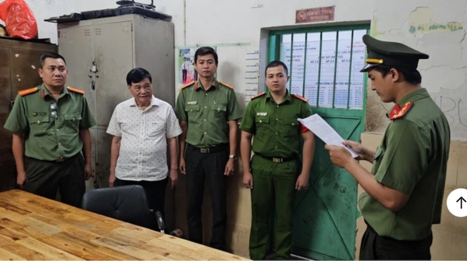 Công an đọc lệnh khởi tố đối với ông Nguyễn Công Khế. Ảnh: Công an TPHCM