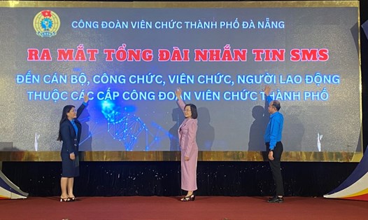 Công đoàn Viên chức thành phố cùng LĐLĐ thành phố Đà Nẵng làm nghi thức ra mắt Tổng đài tin nhắn SMS. Ảnh: Văn Trực