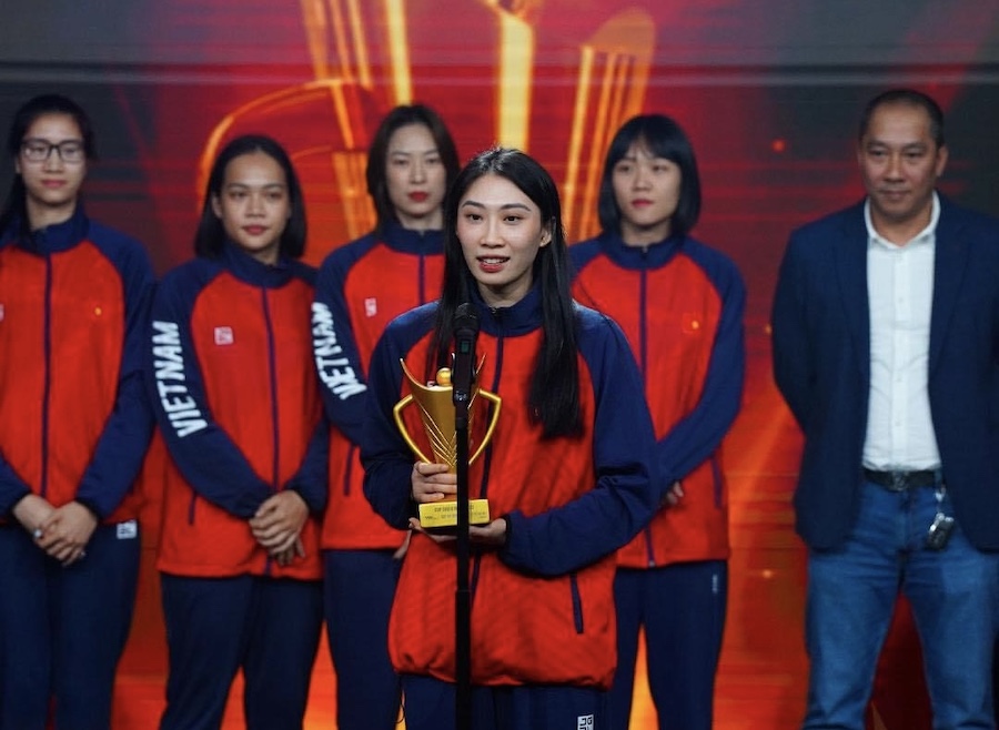 Đội tuyển bóng chuyền nữ Việt Nam giành cú đúp danh hiệu “Đội tuyển của năm” và “Huấn luyện viên của năm“. Ảnh: Hoàng Anh/WTT