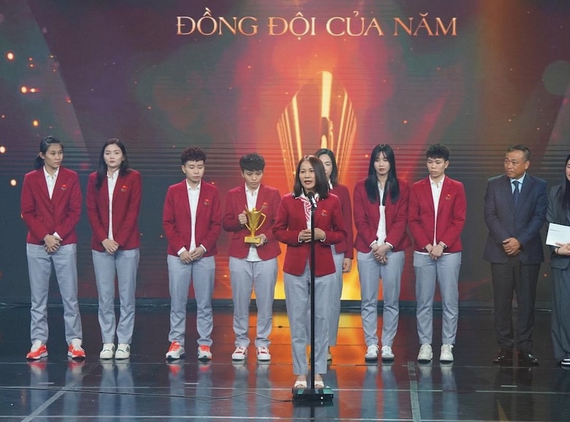 Giải thưởng “Đồng đội của năm” thuộc về Đội cầu mây nữ 4 người Việt Nam. Ảnh: Hoàng Anh/WTT