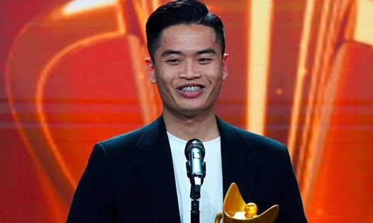 Xạ thủ Quang Huy nhận giải thưởng “Nam vận động viên của năm” tại Cúp Chiến thắng 2023. Ảnh: Hoàng Anh/WTT