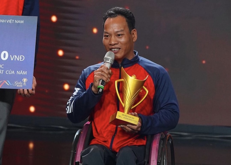 Đô cử Lê Văn Công nhận giải thưởng “Vận động viên người khuyết tật của năm“. Ảnh: Hoàng Anh/WTT