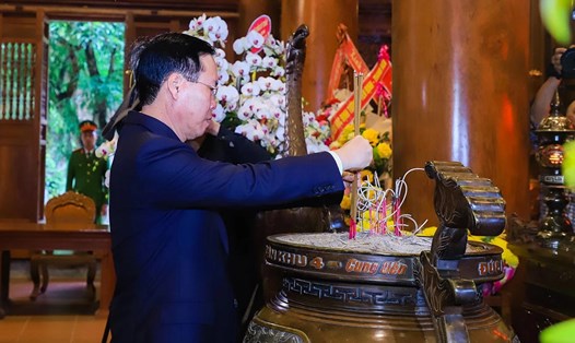 Chủ tịch nước Võ Văn Thưởng dâng hương tưởng niệm Chủ tịch Hồ Chí Minh. Ảnh: Thành Duy