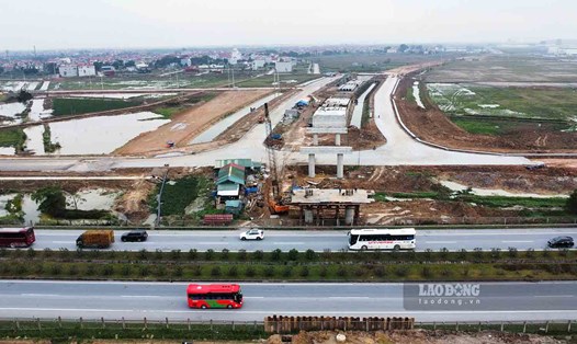 Cầu vượt nút giao đường tỉnh ĐT.285B với cao tốc Hà Nội - Thái Nguyên hình thành sau nửa năm thi công. Ảnh: Việt Bắc.