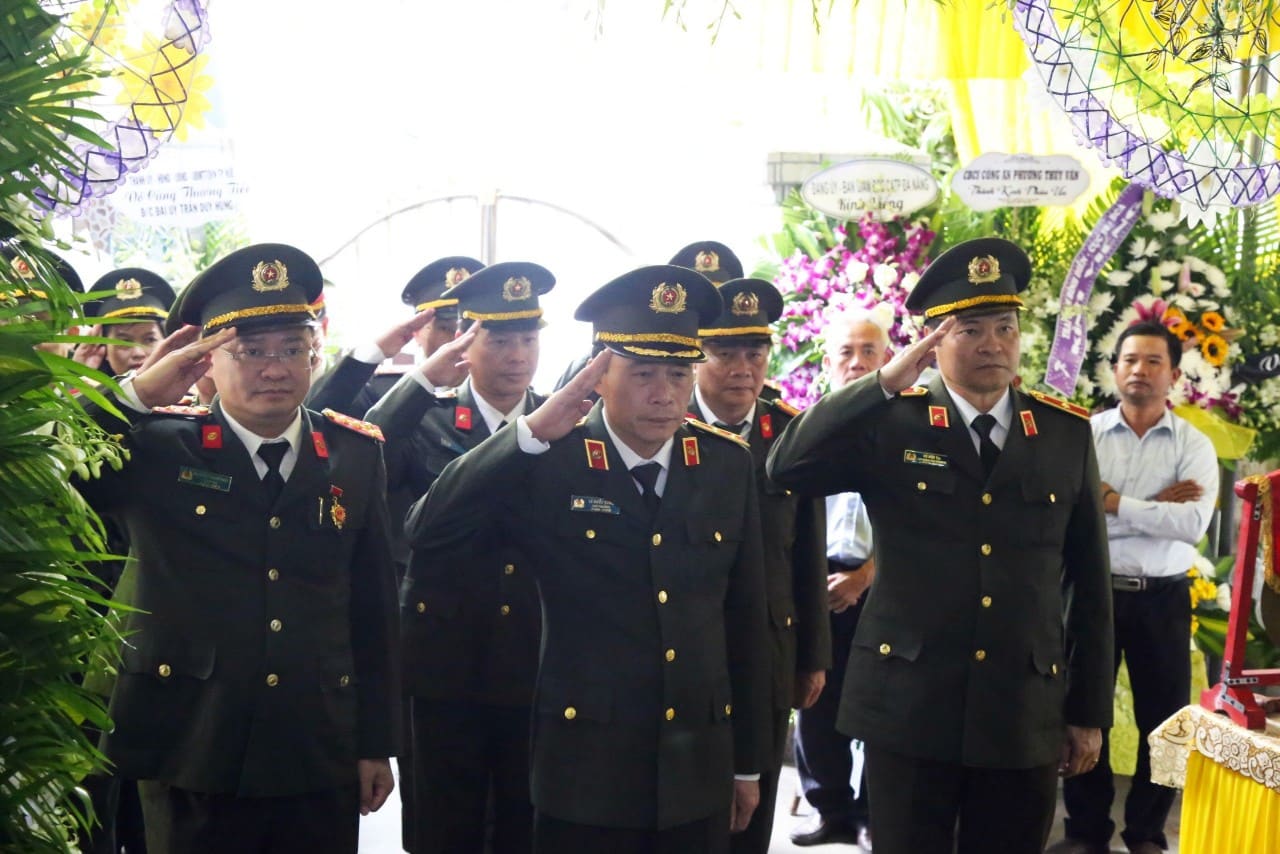 Thứ trưởng Bộ Công an Lê Quốc Hùng (giữa) cùng đoàn công tác đã đến viếng,thăm hỏi động viên thân nhân Trung tá Trần Duy Hùng. Ảnh: Công an cung cấp.