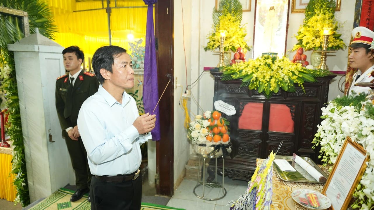 Ông Nguyễn Văn Phương - Chủ tịch UBND tỉnh Thừa Thiên Huế thắp nén hương tri ân Trung tá Trần Duy Hùng. Ảnh: Công an cung cấp.