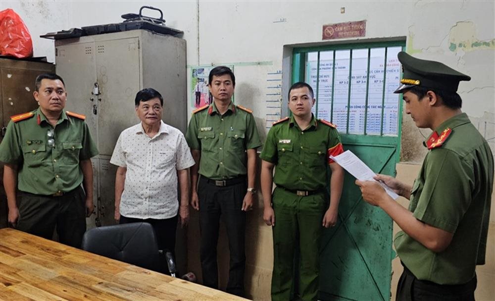 Cơ quan An ninh điều tra Công an TPHCM tống đạt các quyết định và lệnh đối với ông Nguyễn Công Khế. Ảnh: Bộ Công an 
