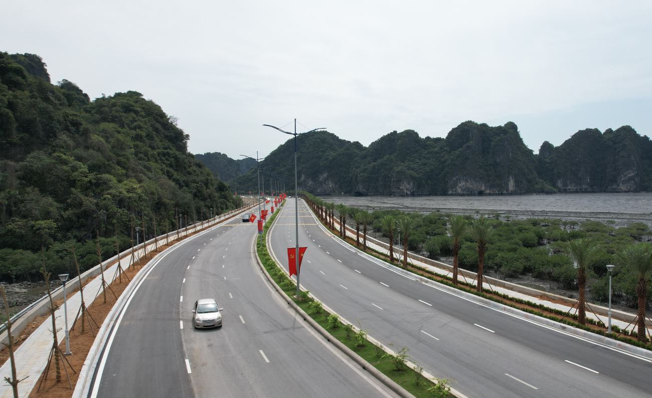 Đường ven biển Hạ Long - Cẩm Phả vẫn chỉ được phép chạy tốc độ tối đa 60km/h. Ảnh: Nguyễn Hùng