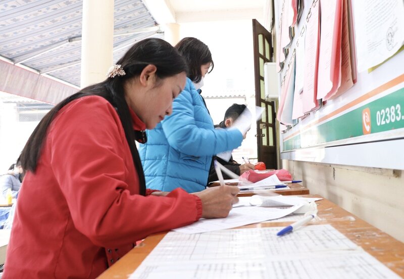 Người lao động đến tìm hiểu về thông tin việc làm tại Trung tâm Dịch vụ việc làm tỉnh Nghệ An. Ảnh: Quỳnh Trang