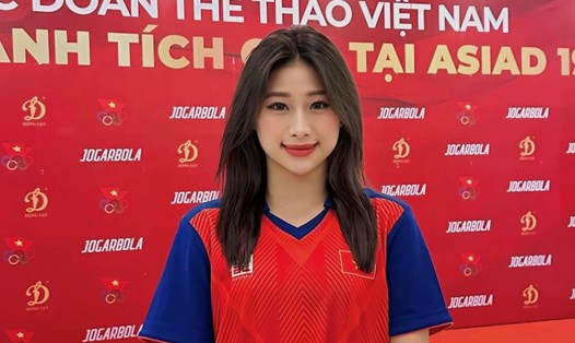 Vận động viên Phạm Như Phương tố huấn luyện viên thu tiền thưởng huy chương. Ảnh: NVCC