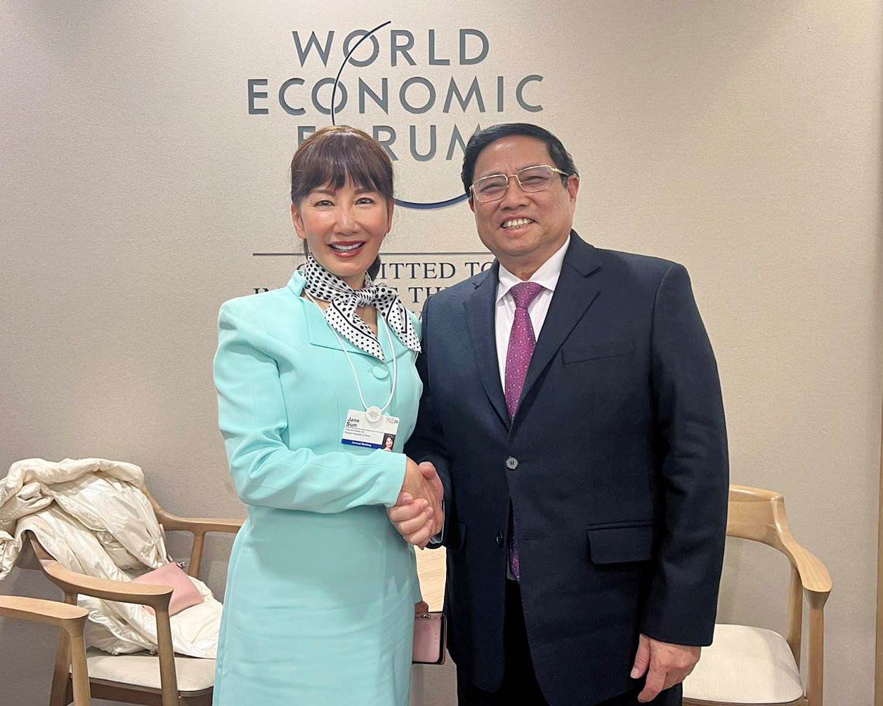Thủ tướng Phạm Minh Chính và bà Jane Sun, Giám đốc điều hành Tập đoàn Trip.com. Ảnh: TTXVN