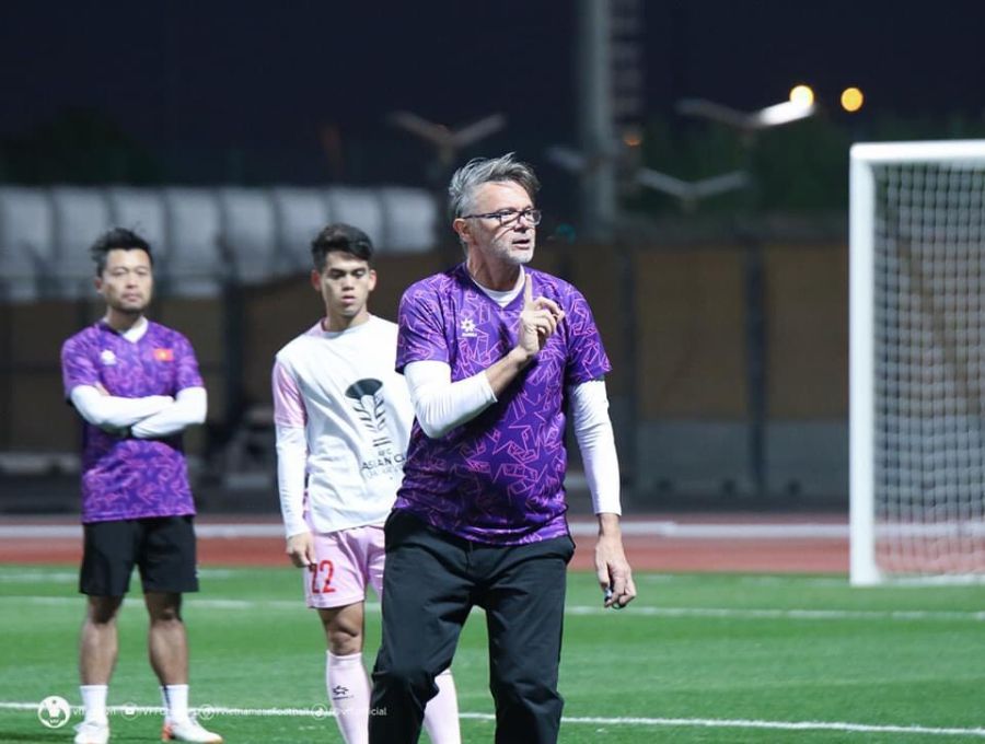 Trước buổi tập này, huấn luyện viên Troussier đã cho các học trò họp rút kinh nghiệm thông qua phân tích băng hình trận đấu với tuyển Nhật Bản, đồng thời lên kế hoạch chuẩn bị cho trận đấu với Indonesia. 
