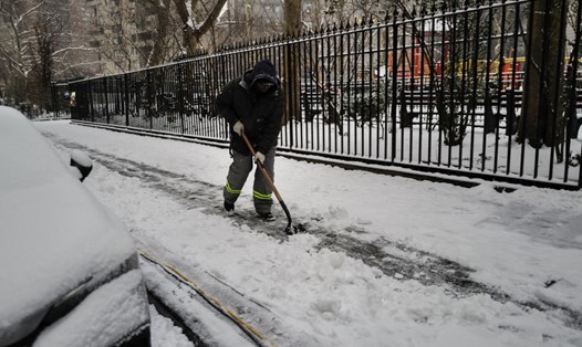 Công nhân dọn tuyết ở Manhattan, New York, Mỹ. Ảnh: AFP
