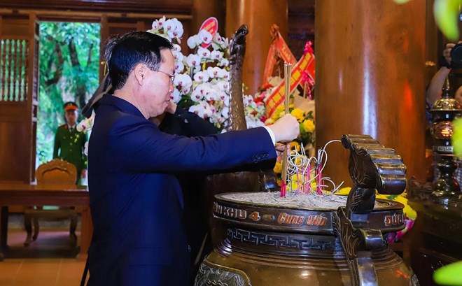 Chủ tịch nước Võ Văn Thưởng dâng hương tưởng niệm Chủ tịch Hồ Chí Minh tại khu di tích quốc gia đặc biệt Kim Liên ngày 16.1.2024. Ảnh: Thành Duy