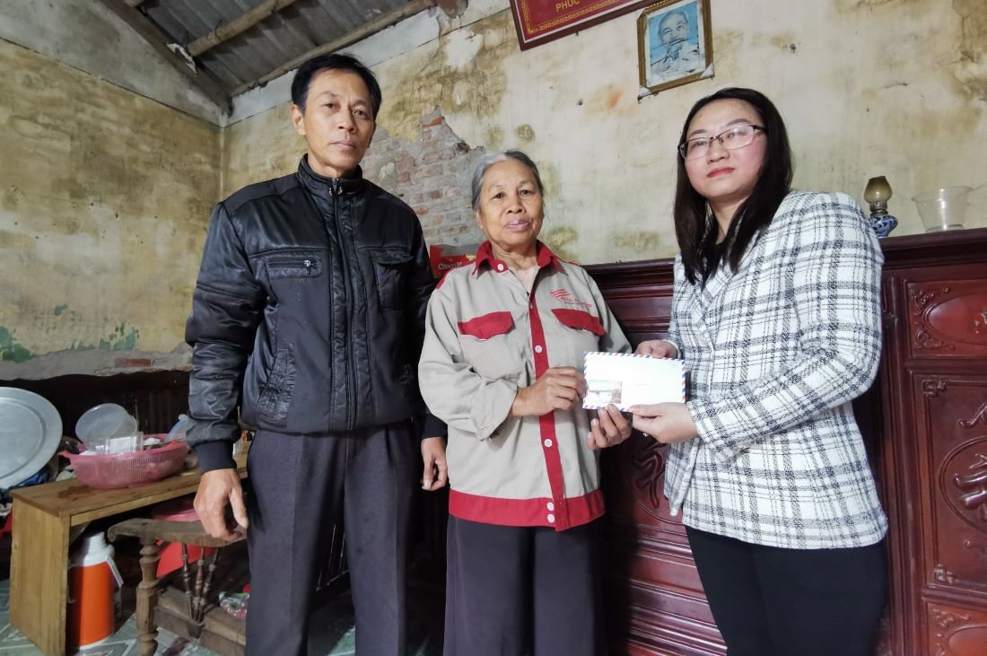 Đại diện Quỹ XHTT Tấm lòng Vàng Báo Lao Động phối hợp với chính quyền đại phương trao số tiền bạn đọc ủng hộ đến tận tay bà Nguyễn Thị Hải. Ảnh: Hoàng Thông
