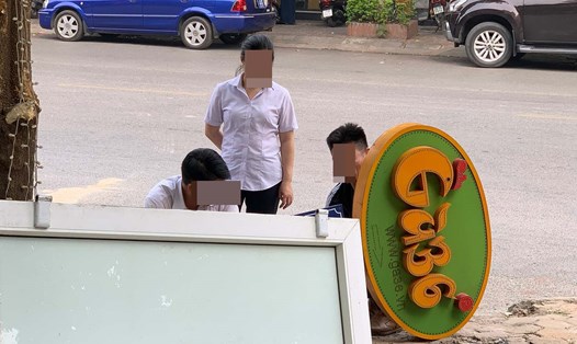 Thương hiệu Gà 36 cắm biển quảng cáo trên vỉa hè, trước một nhà hàng trên phố Nguyễn Văn Lộc. Ảnh chụp trưa 15.1. Ảnh: TG