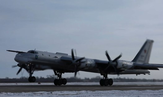 Máy bay ném bom hạt nhân chiến lược Tu-95MS của Nga cất cánh. Ảnh: Bộ Quốc phòng Nga