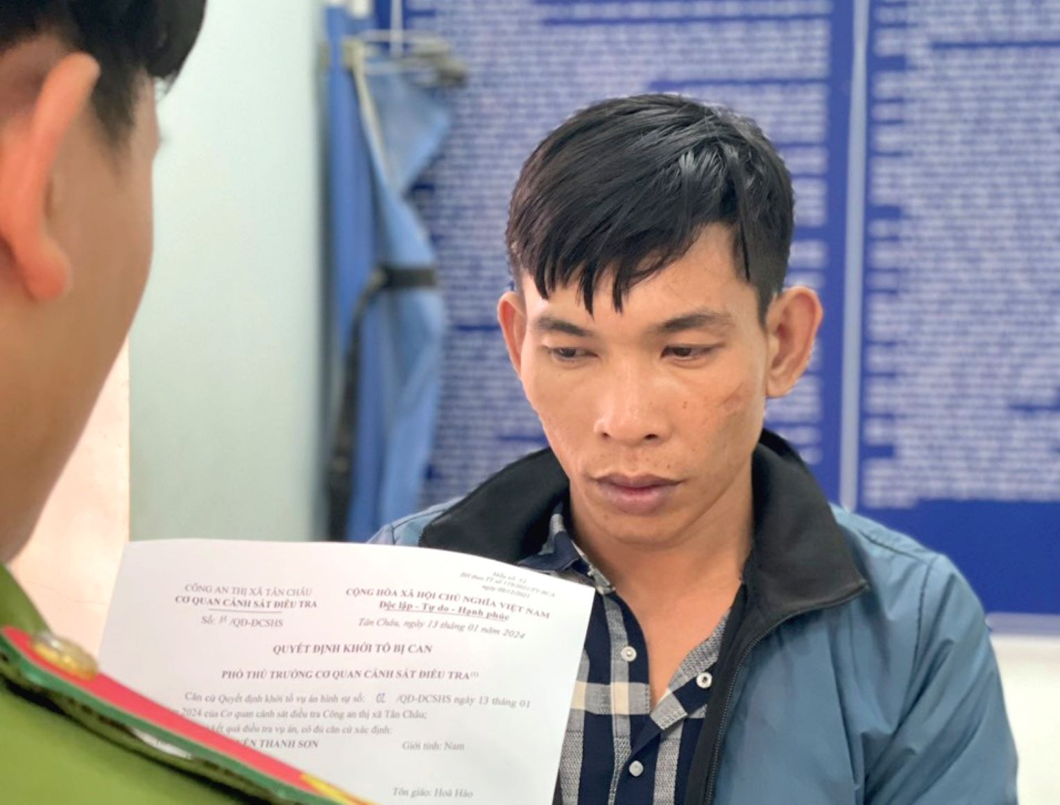 Công bố Quyết định khởi tố, lệnh tạm giam đối tượng Nguyễn Thanh Sơn về tội trộm cắp. Ảnh: Nghiêm Túc
