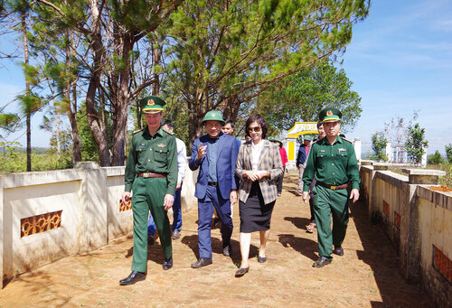 Đoàn công tác của Bộ Ngoại giao thăm quan các điểm tại khu vực Cửa khẩu Bu P'Răng. Ảnh: Văn Hoàn