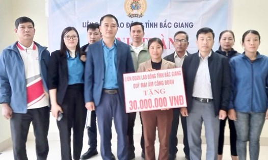 Lãnh đạo Liên đoàn Lao động huyện Lục Nam trao kinh phí hỗ trợ cho đoàn viên Nguyễn Thị Liễu. Ảnh: LĐLĐ huyện Lục Nam 