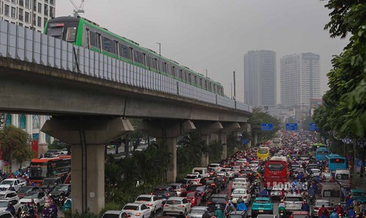 Tình trạng ùn tắc ở Hà Nội ngày càng trầm trọng. Ảnh: Tô Thế