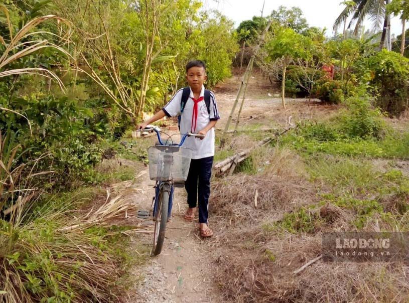 Căn bệnh khiến sức khỏe Phong suy yếu, việc học của em cũng thường gián đoạn. Ảnh: Xuân Nhi