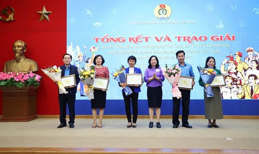 Phó Chủ tịch Tổng LĐLĐVN Thái Thu Xương trao giải thưởng Cuộc thi. Ảnh: Mai Quý