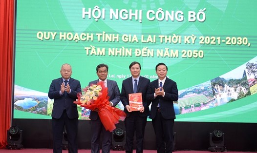  Phó Thủ tướng Chính phủ Trần Hồng Hà trao quyết định quy hoạch cho tỉnh Gia Lai. Ảnh: Thanh Tuấn